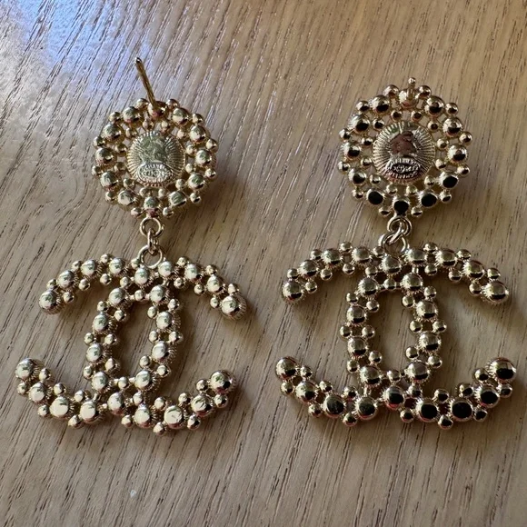 Limited Edition Classic Chanel CC Logo Pearl Embellished Gold Dropped Earrings - Picture 2 of 3